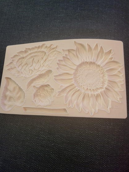 Silikonform, Stor solsikke med små blomster og blader. Veldig god å bruke med Stone art leire.  24x14 cm