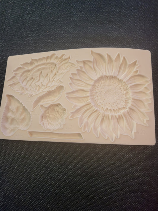 Silikonform, Stor solsikke med små blomster og blader. Veldig god å bruke med Stone art leire.  24x14 cm